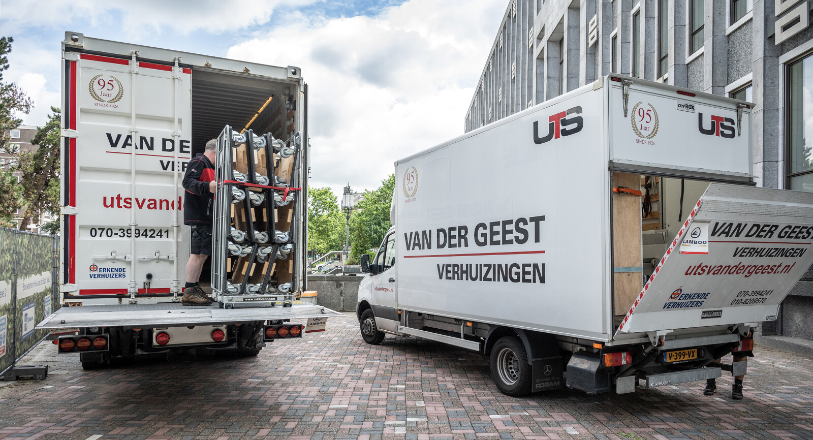 Verhuiswagen Van de Geest rijden voor